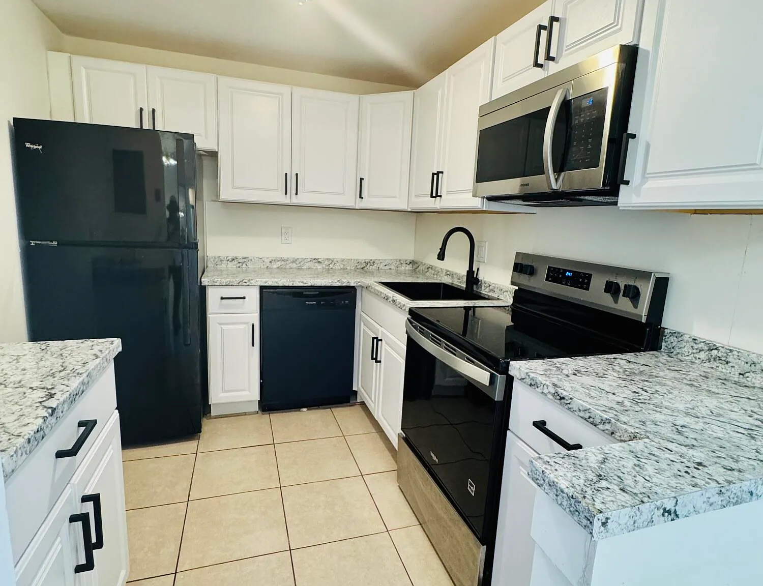 2 bed, 2.0 bath, 936 sqft, $2,100 — Photo 1