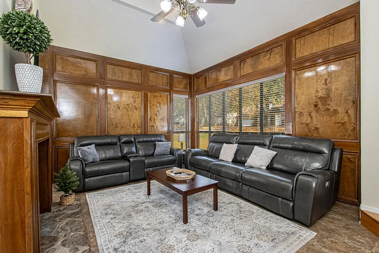 3 bed, 2.5 bath, 1550 sqft, $4,000 — Photo 3
