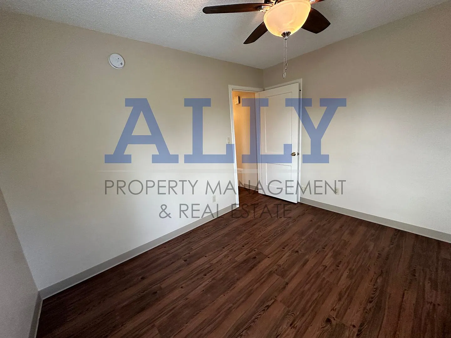 Two bedroom, one and half bathroom house! One Car detached garage! Fenced in yard! — Photo 4
