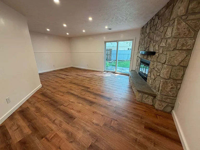2421 Brook Ln — Photo 4