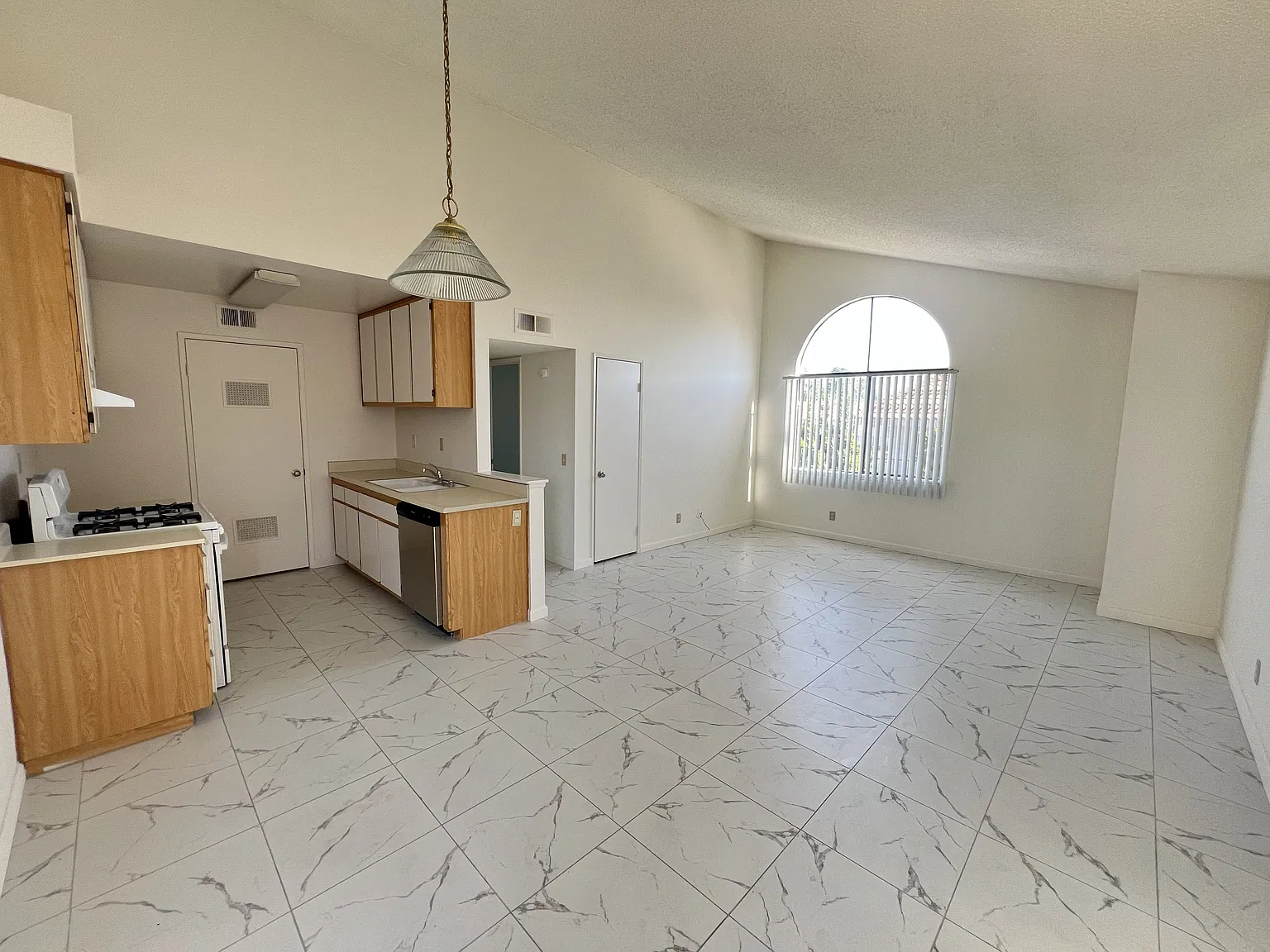 Lincoln Court Apartments — Photo 4