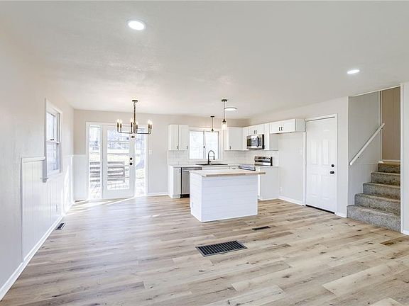 5th image of 3511 S Bowen St