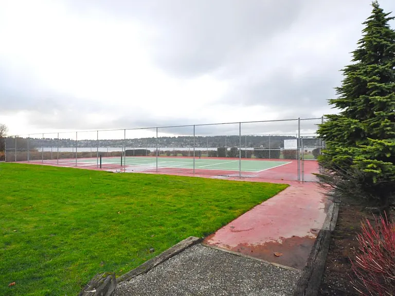 Common tennis court, outdoor pool and jacuzzi included