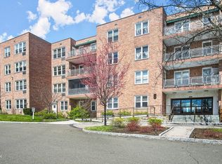 5 Putnam Hl #4B, Greenwich, CT 06830