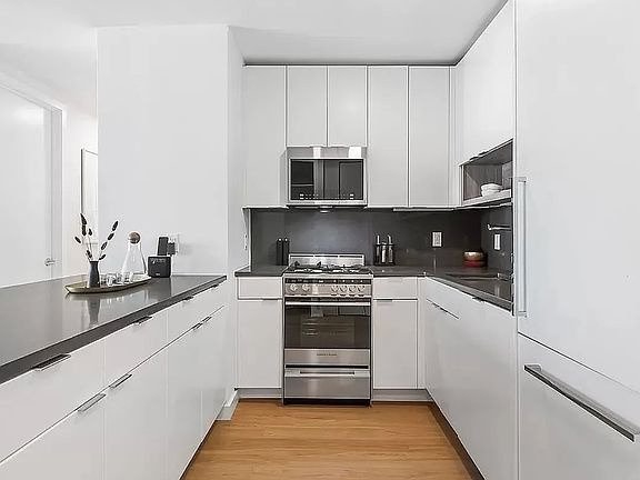 4th image of 70 W 37th St #Penthouse 11b