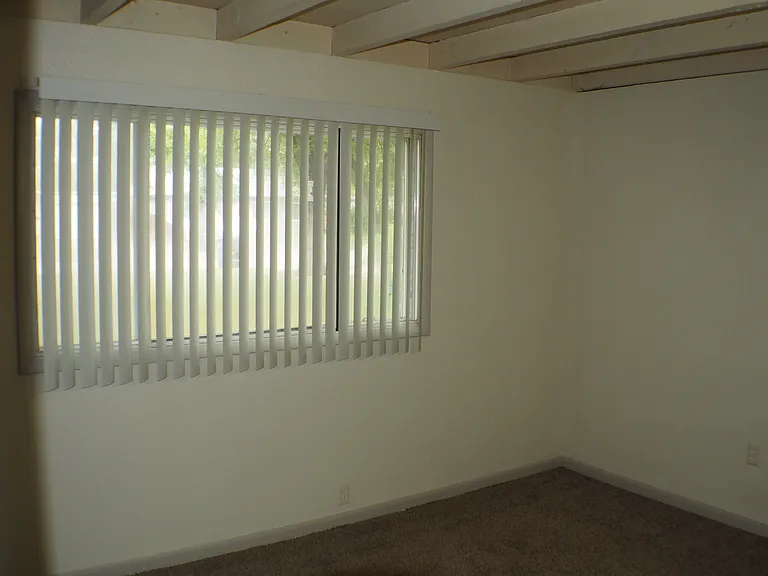 3135 E Glen Oaks Dr — Photo 2