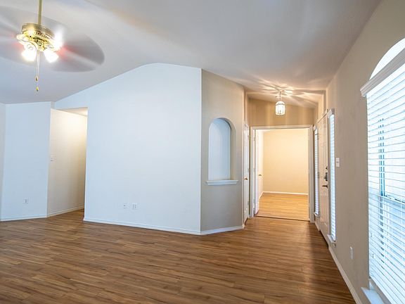 735 Scheel - living room