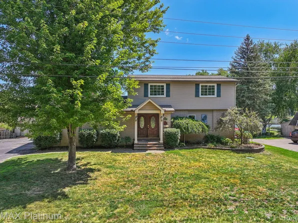 881 Bogie Lake Rd, White Lake, MI 48383