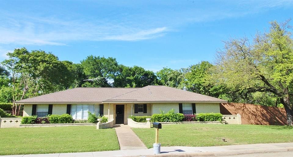 1st image of 2613 Briarwood Dr
