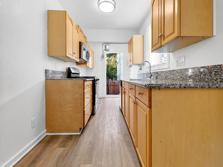 1685 N Summit Ave #1685.5 — Photo 6