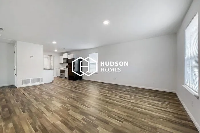 810 W 19th St — Photo 5