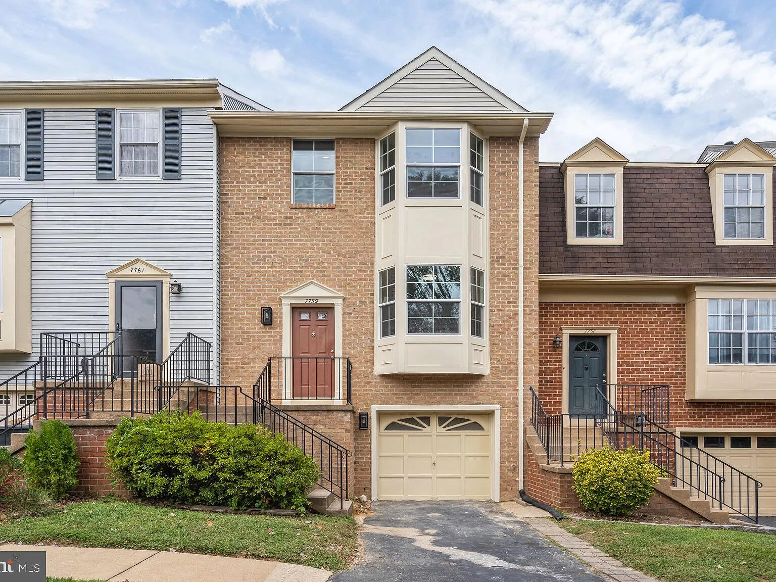 3 bed, 4.0 bath, 1690 sqft, $3,300 — Photo 2