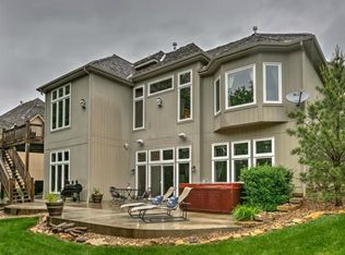 8118 Forest Park Dr, Parkville, MO 64152