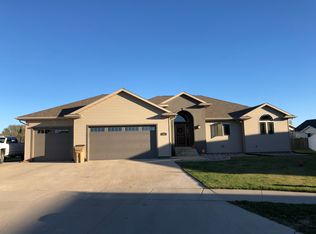 505 25th St SW, Minot, ND 58701