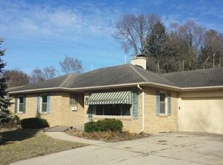 907 Chelsea Ave, Rockford, IL 61107