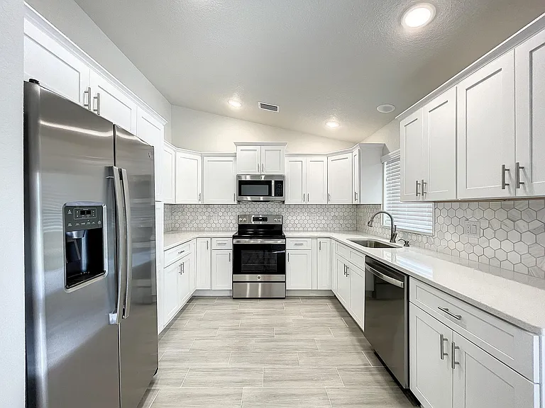 438 Union Dr — Photo 9
