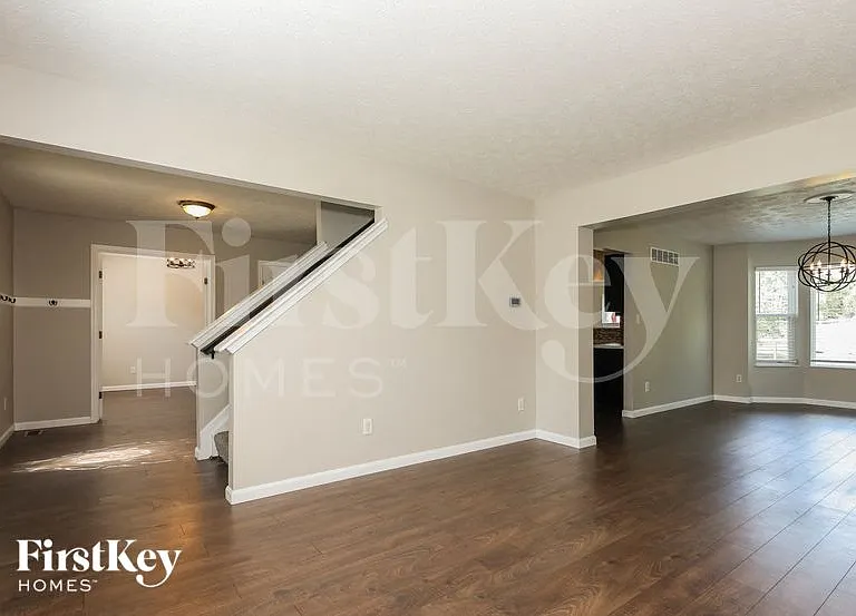 160 Cambridge Dr — Photo 2