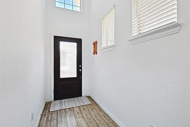 4 bed, 2472 sqft, $3,100 — Photo 4