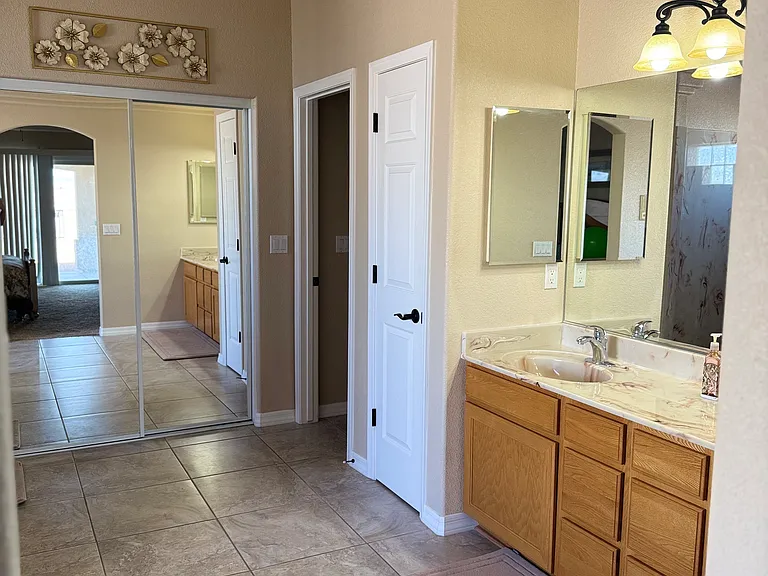 2399 E Klamath Loop — Photo 9