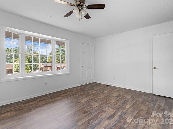 4th image of 303 Cedarwood Dr