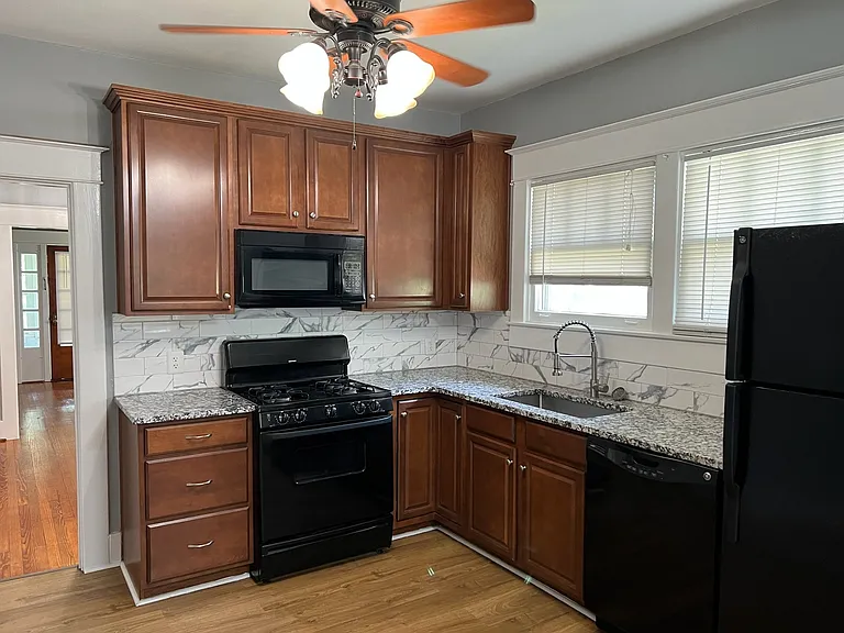 2321 Hawthorne Ave — Photo 10