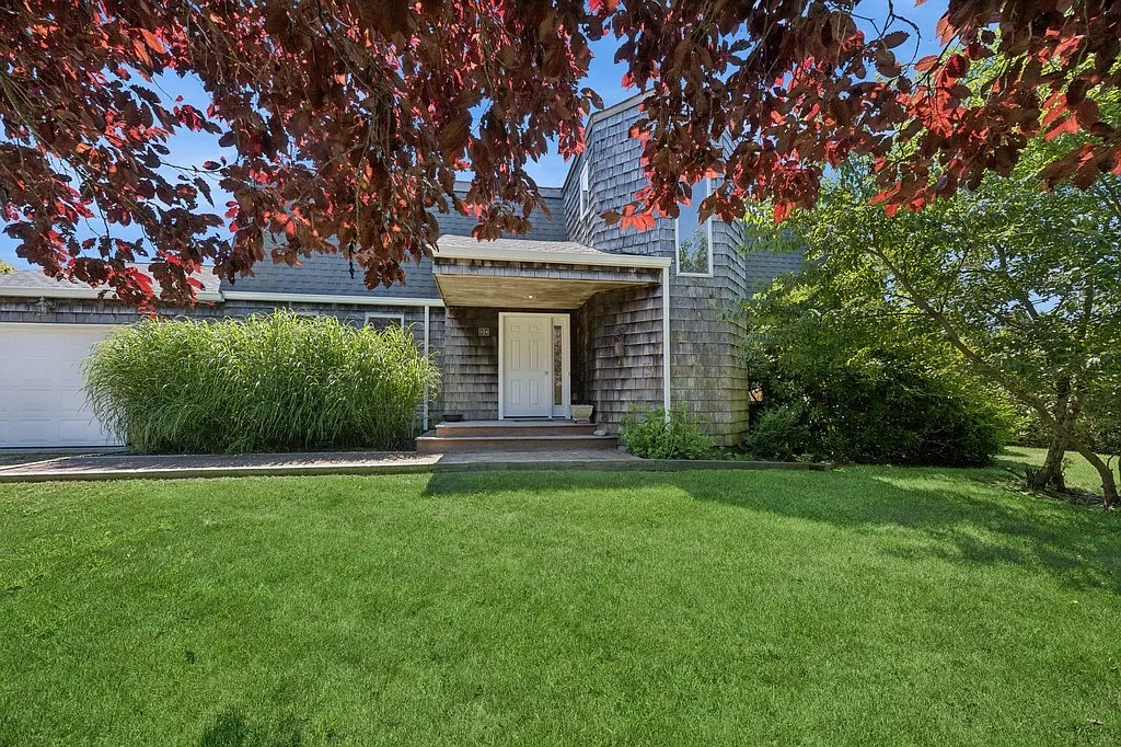Year Round Rental South of the Highway in Southampton. — Photo 1