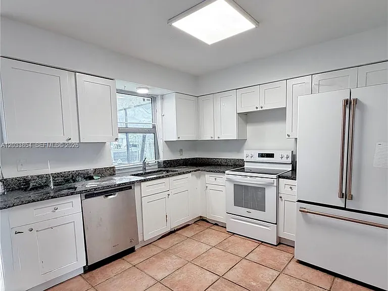 4540 SW 43rd Ave — Photo 3