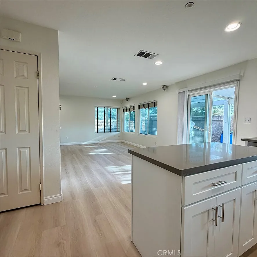 Building Photo - 597 Hummingbird Dr