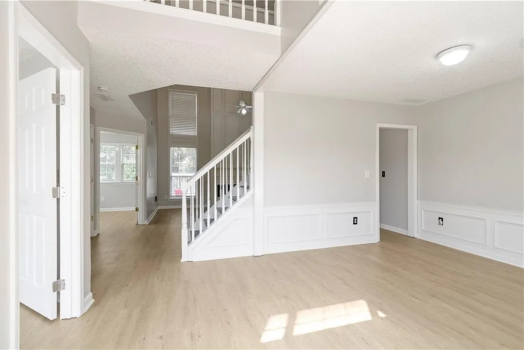 3 bed, 2.5 bath, 2121 sqft, $2,500 — Photo 2