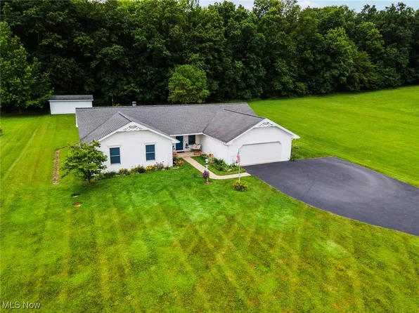 2396 Camelot Dr, Columbiana, OH 44408