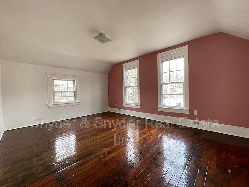 3 bed, 1.0 bath, $700 — Photo 4