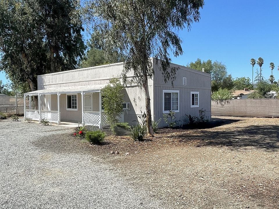 Detached Private Guest House with 2 Bedrooms and 1 Full Bath, Large Fenced Lot.