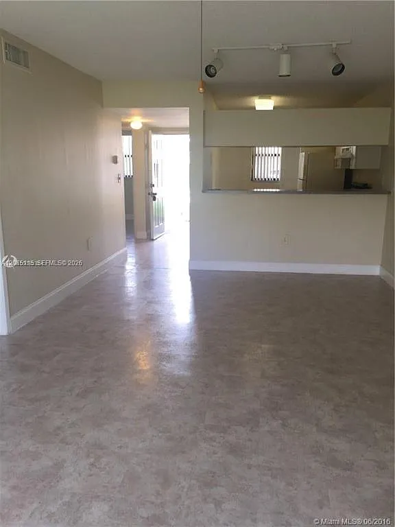 2 bed, 986 sqft, $2,000 — Photo 3