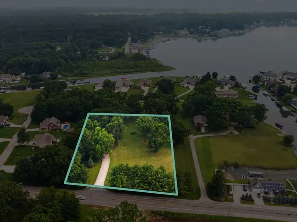 69027 S Beach Dr, Edwardsburg, MI 49112