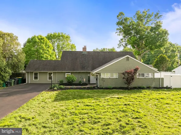 30 Roving Rd, Levittown, PA 19056