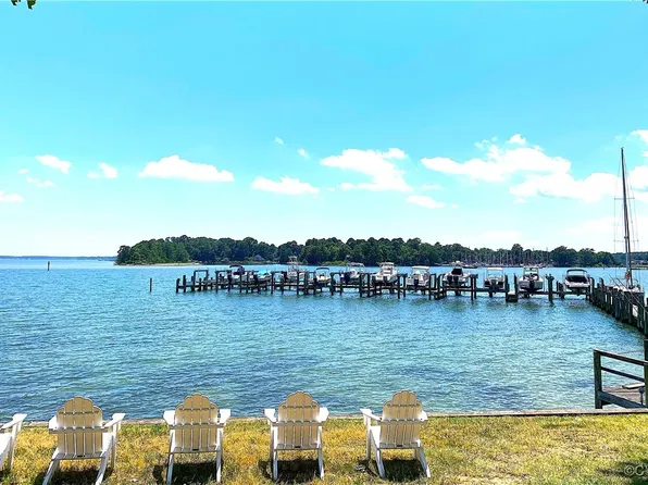 65 Oyster Shell Rd APT 8, Deltaville, VA 23043