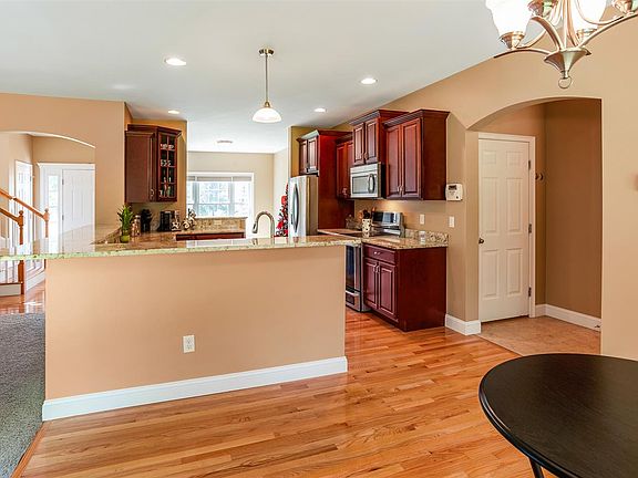 5th image of 71 Hawthorne Dr