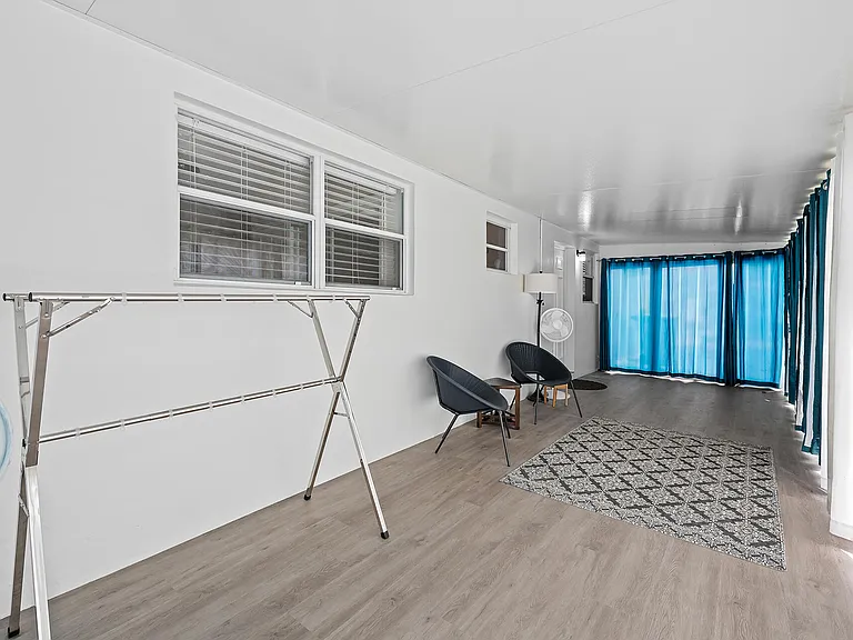 310 NE 6th St #1 — Photo 7