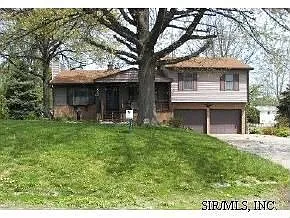 592 Maple St photo 1