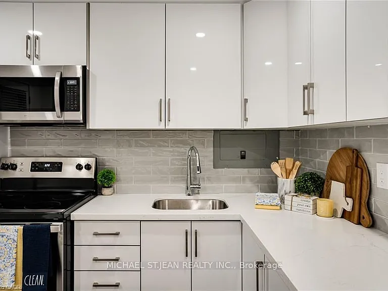 24 Vansitmart Ave — Photo 18