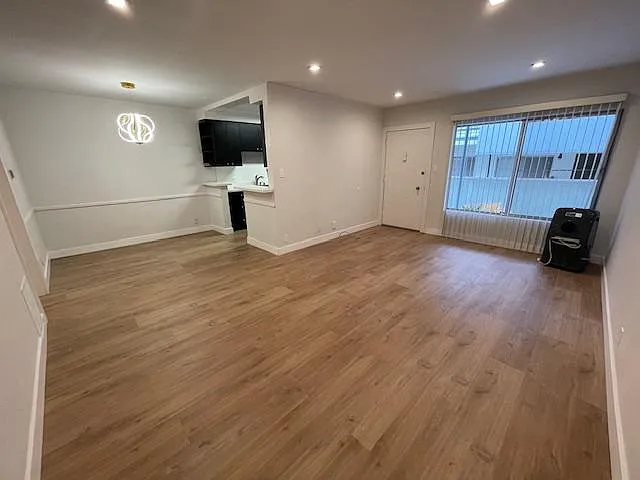 LARGE LIVING ROOM & DINING ROOM