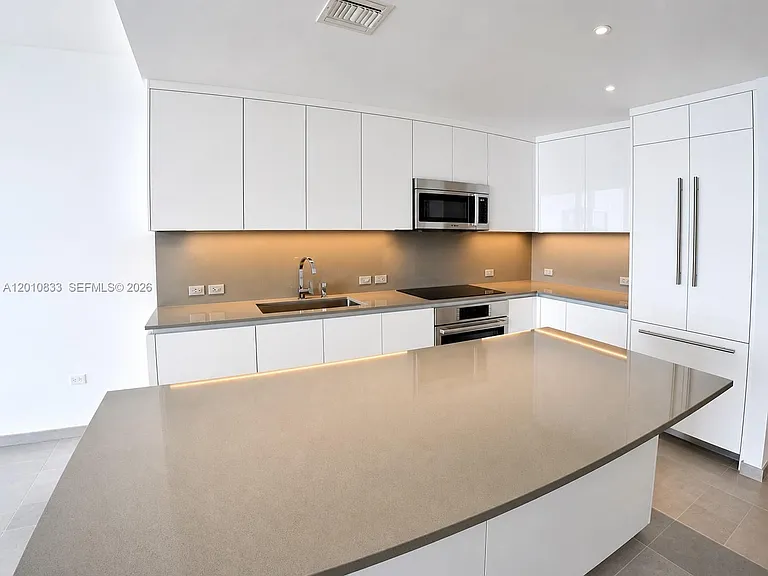 88 SW 7th St #2206 — Photo 9
