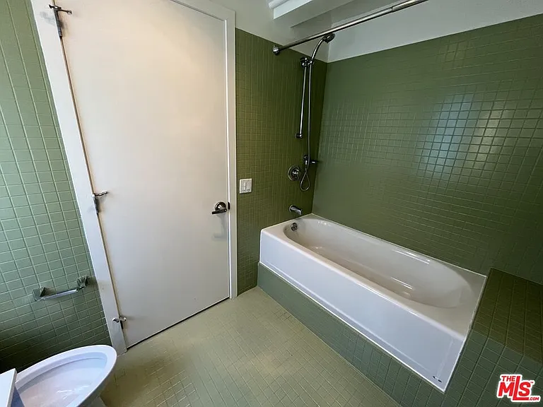 320 Indiana Ave #B — Photo 22