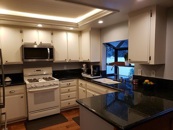 4th image of 26339 Rainbow Glen Dr