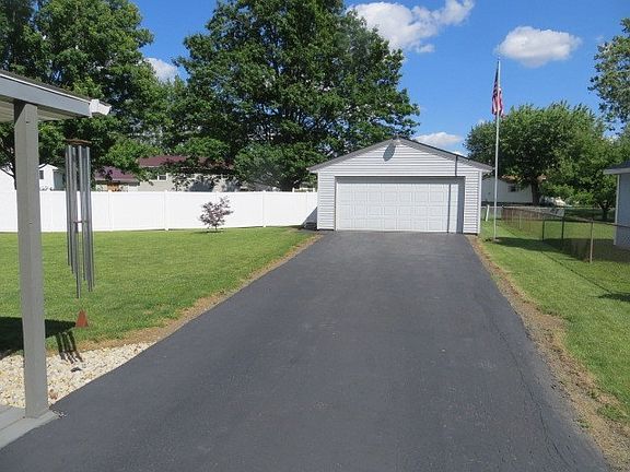 3rd image of 1004 Amherst Dr