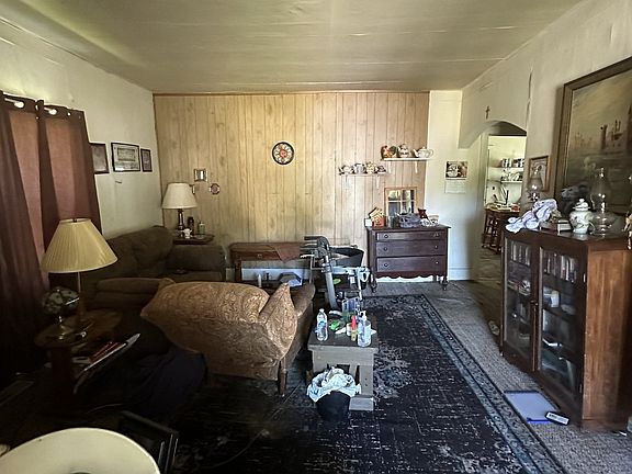 4th image of 318 Center St