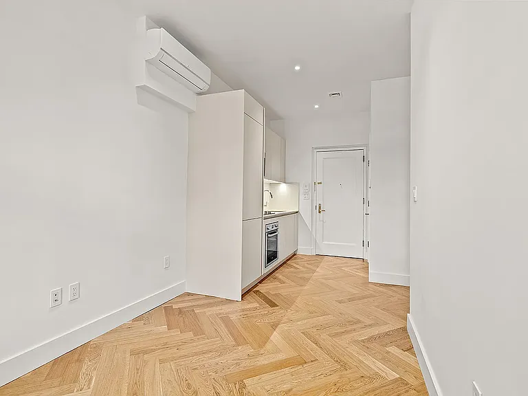 301 E 21st St #1A — Photo 4