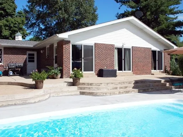 104 Castle Dr, Florissant, MO 63034