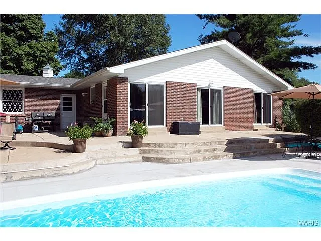 104 Castle Dr photo 1
