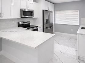 7925 W 29th Way, Hialeah, FL